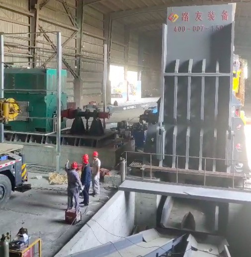 張家港傳來喜報(bào)，6000馬力破碎機(jī)安裝完畢。這個(gè)大家伙可不能小看它，每小時(shí)出料可高達(dá)150噸。